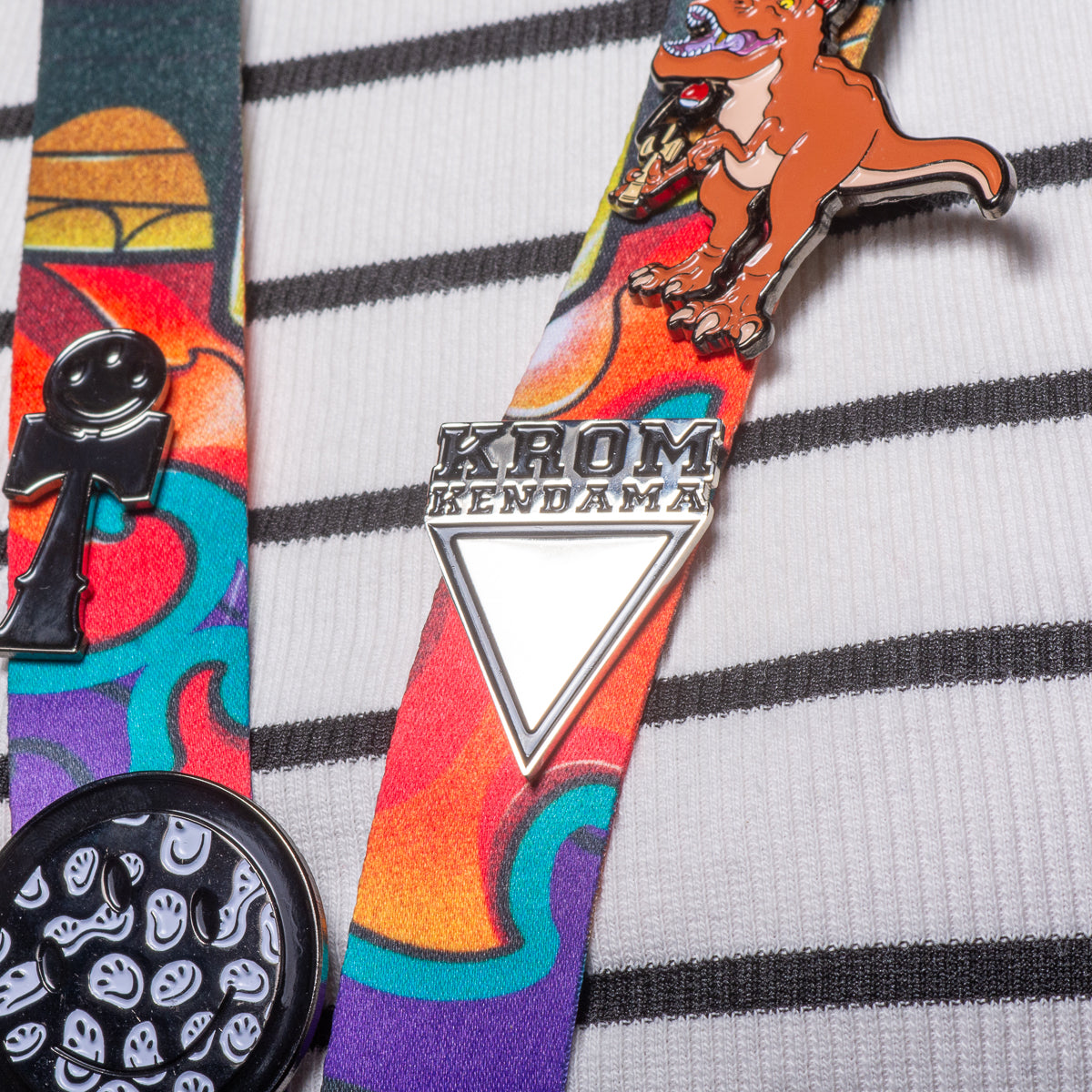 TRIANGULAR METAL PIN